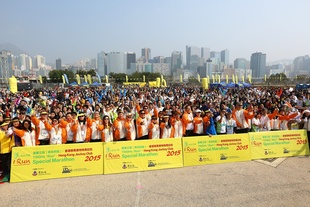 东华三院「奔向共融─香港赛马会特殊马拉松2015」完满结束，一众嘉宾、参加者及伴跑员大合照。