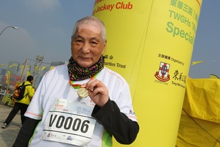 今年第二次参加iRun的跑手谢玉成伯伯，今年已经71岁，于东华三院何玉清工场暨宿舍工作及居住，为iRun历来其中一位最年长的参加者。