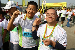 共融大使林海峰(左)和拍档陈锦濠顺利完成三公里挑战杯赛。