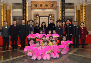 本院属校王胡丽明幼稚园的同学于东华三院董事局春节团拜上表演后与董事局一同祝愿大家马年进步、笑口常开。