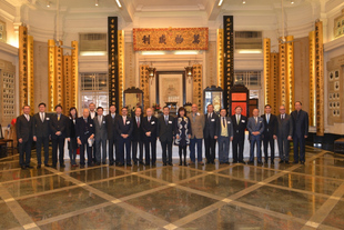 东华三院主席陈婉珍博士(右九)与出席会员大会的顾问局成员及前任主席合照。