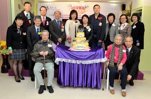 一众嘉宾于东华三院邹莲女士长者日间护理中心五岁生日庆祝仪式后合照。