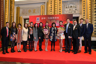 董事局成员与2013年度香港小姐亚军蔡思贝小姐(右七)及友谊小姐欧阳巧莹小姐(右五)合照。
