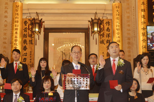 东华三院二０一四∕二０一五年度主席施荣恒(前排右)联同董事局成员宣誓就职。