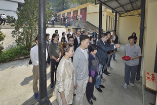董事局成员前往东华义庄拜祭先友，以表敬意。