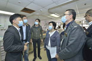 董事局成员巡视东华三院冯尧敬医院，细心聆听及了解其服务。