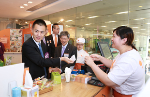 华人置业集团主席及署理行政总裁刘鸣炜先生于典礼前购买iBakery产品，以行动支持iBakery。