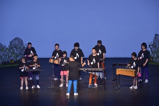 学生在毕业典礼演奏乐器，充分展示他们的音乐才华。