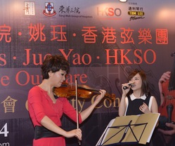世界著名女小提琴家姚珏女士(左)和歌手林欣彤小姐更即席预演一段好曲，成为记者会中的亮点。