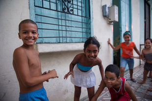 麦永接医拍摄的照片，几个圣地牙哥的小朋友在玩集体游戏，不费分毫，却令孩子欢乐无比。