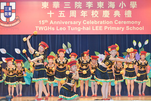 学生于典礼上演绎东方舞，充分展现青春活力。