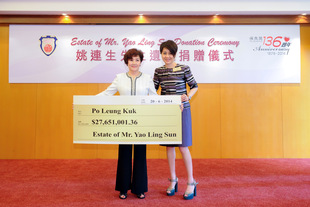 姚连生夫人（左）向保良局梁安琪主席（右）递交二千七百多万元的善款支票，以支持该局复康服务及教育发展。