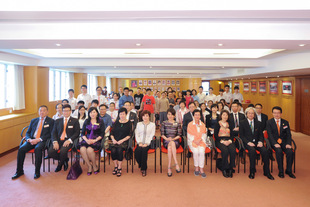 姚连生夫人(前排左五)及女儿(前排左四)与一众保良局董事会成员及顾问、姚连生中学师生及康复学员共聚合照。