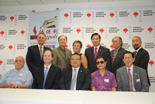 华美博物馆会长兼董事阮桂铭博士(后排左三)与出席发布会的得奖者合照。