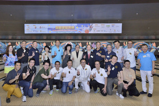 东华三院董事局成员与嘉宾出席「金银业贸易场‧香港保龄球总会‧东华三院保龄球慈善赛」。
