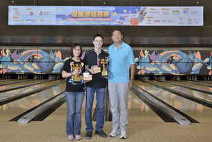 东华三院主席施荣恒先生(右一)颁奖予慈善名人杯冠军的得奖队伍。