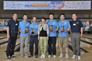 筹委会联席主席冯少云总理(中)颁奖予金银业贸易场慈善基金杯殿军的得奖队伍。