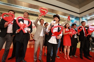 义不容辞荣誉爱心大使叶文辉先生(左四)与众主礼嘉宾于压轴表演献唱。