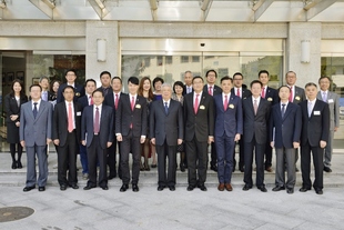 国家民政部李立国部长（前排左五）与东华三院董事局访京团成员合影。