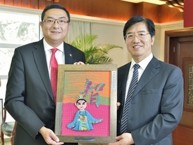 东华三院施荣恒主席率领访京团拜访国家教育部，并致送纪念品予国家教育部杜玉波副部长（右）。