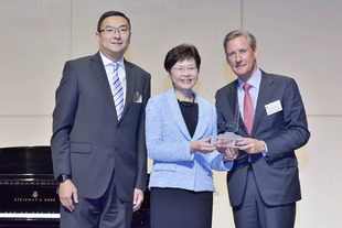 东华三院主席施荣恒先生(左)与政务司司长林郑月娥女士(中)颁赠感谢纪念品予冠名赞助商LGT Private Banking。