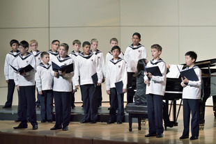 身穿水手服的维也纳儿童合唱团小男孩演出多首欧洲古典名曲和流行音乐，以优美动听的歌声传递关爱。