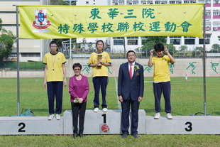 东华三院主席兼名誉校监施荣恒先生(前排右)及主礼嘉宾香港特殊奥运会主席凌刘月芬女士(前排左) BBS, MH与获奖学生合照。