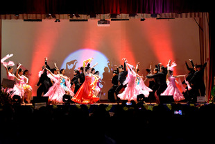 东华三院吴祥川纪念中学学生于该校三十周年校庆典礼上表演。