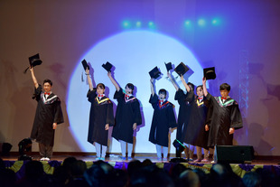 东华三院吴祥川纪念中学学生于该校三十周年校庆典礼上表演。