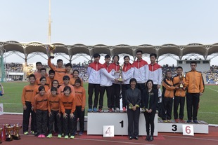 东华三院第二副主席马陈家欢女士(前排右)及主礼嘉宾东亚运动会金牌运动员何剑晖女士(前排左)与获奖学生合照。