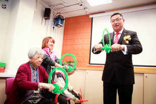 东华三院主席施荣恒先生亦即场参与「心身机能活性运动疗法」训练示范。