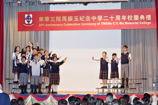 学生在校庆典礼上的表演。