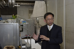 Professor Jonathan Wong demonstrates the use of Chinese medicinal herbal residue as bulking agent during a food waste composting process.