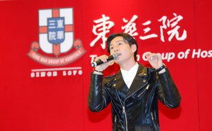 艺员张振朗在颁奖晚会的演出。