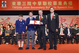 东华三院主席兼名誉校监施荣恒先生 (右一)陪同香港大学校长马斐森教授颁发毕业证书予毕业学生代表。