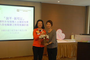 东华三院芷若园署理主任廖佩珊姑娘（右）致送纪念品予新界崇德社主席刘丽莲女士。