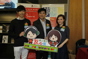 除了歌手林欣彤小姐（右）之外，大会亦邀请了2013年度香港精神大使、画家关玉麟先生（左）及著名古典结他手莫廸辉先生到场为表演者打气。
