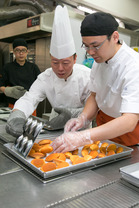 iBakery与沙田凯悦酒店饼厨Kelvin（左）一同合作推出新产品「柚子贝壳蛋糕」。