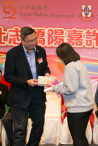 东华三院主席施荣恒先生（左图左）及社会福利署署长叶文娟女士（右图左）颁发「最佳成就奖」予得奖者。