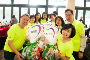 企业志愿者制作礼物篮，送赠给弱势社群。