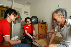滙丰保险志愿者定期探访独居长者，给予关怀和慰问。