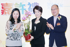 MaBelle钻饰有限公司何秀娴行政总裁（左）致送纪念品予盖鸣晖小姐（中），由李三元主席陪同。