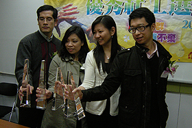 饶文杰先生(右一)获选「新秀社工」，与其它得奖者合照。