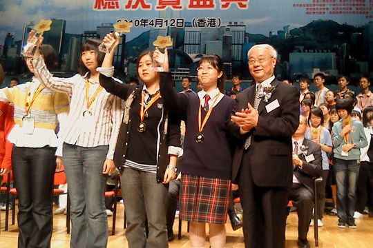 颁奖典礼于4月12日举行，东华三院吕润财纪念中学伍隽颖同学（右二）手持「中国中学生作文大赛（2009-2010）恒源祥文学之星」殊荣。