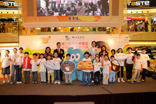 嘉宾与获奖的小朋友合照。