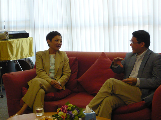 著名歌星叶丽仪小姐（左）接受嘉宾主持商业电台策划总监黄永先生访问，以过来人身份说出抑郁症并不可怕。 