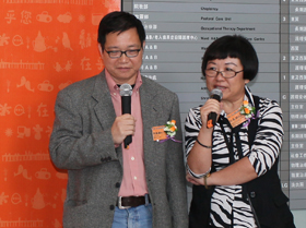 张凤麟博士（左）及阮曼华博士现场主持「电影人生」直播节目。