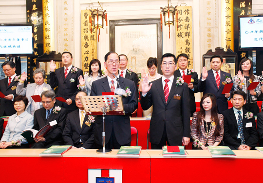 民政事务局局长曾德成太平绅士（左）为庚寅年董事局就职主持监誓。右为梁定宇主席。