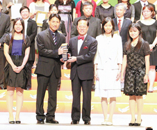 （左起）刘晓薇老师、黄志新老师、黄家琪老师和张佩珊老师获行政长官曾荫权先生（中）颁发奖项。