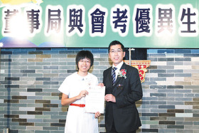 梁定宇主席（右）颁发优异生嘉许状予考获八优的东华三院甲寅年总理中学吴敏怡同学。